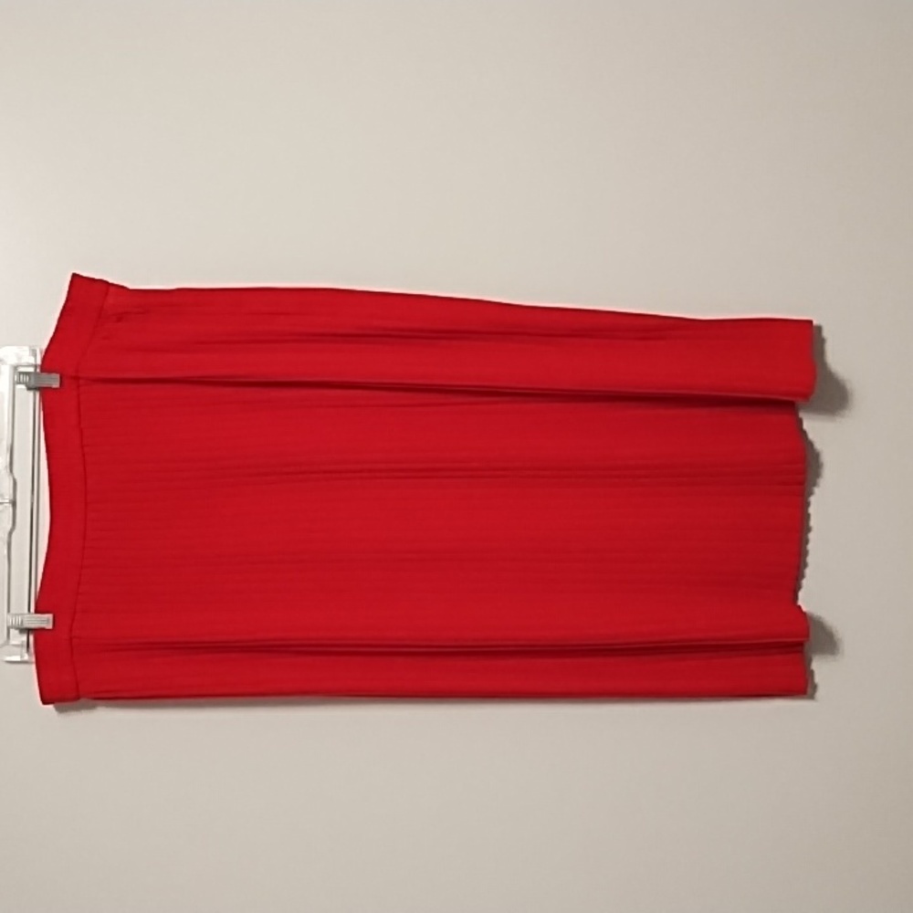 4/$16-NWOT-Vibrant Red pleated skirt